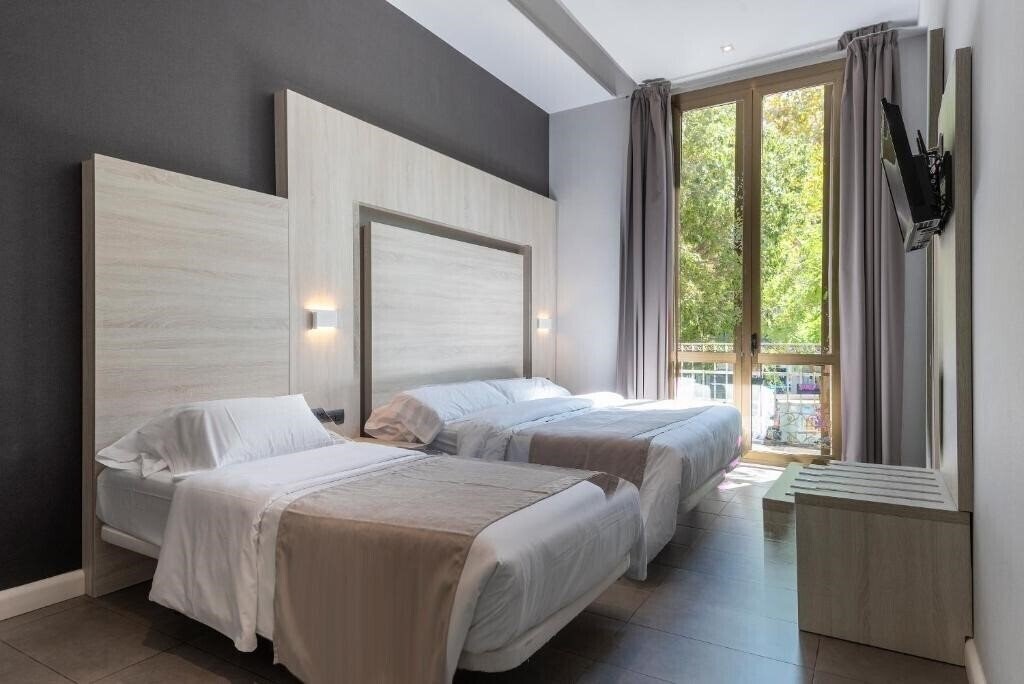 Фото Hostal Plaza Goya Bcn 2*