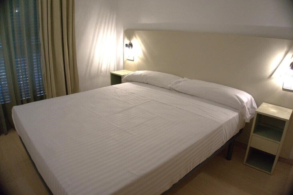 Фото Apartaments Sant Jordi Fontanella 3*