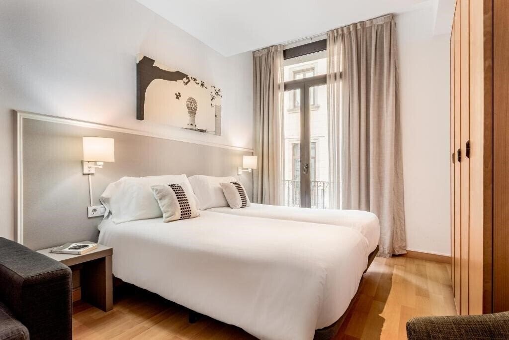 Готель Aspasios Plaza Real Apartments 3*
