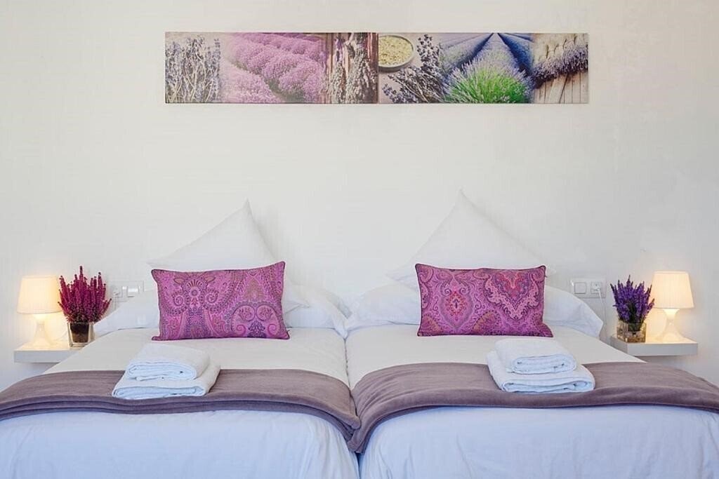 Готель Charm Suites 3*
