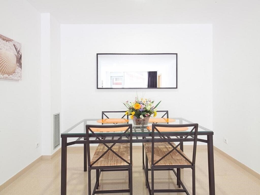 Фото Charm Suites 3*