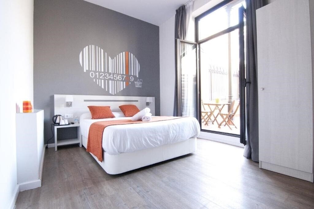 Готель Live Barcelona Hostal 3*