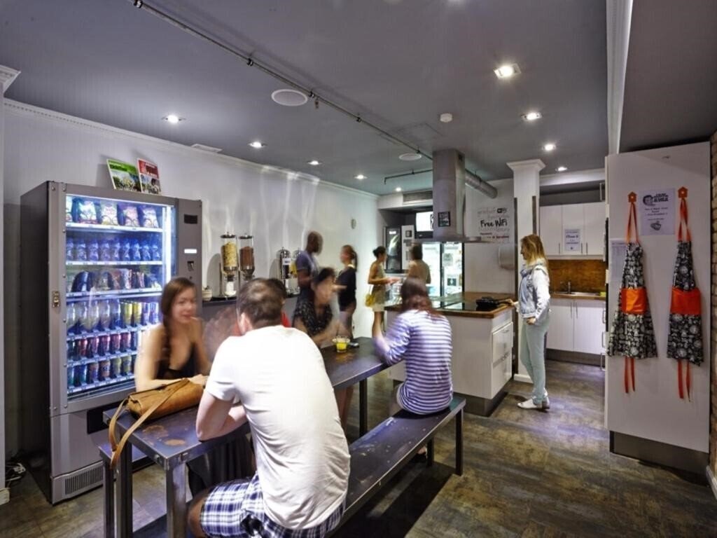 Картинка Black Swan Hostel 2*