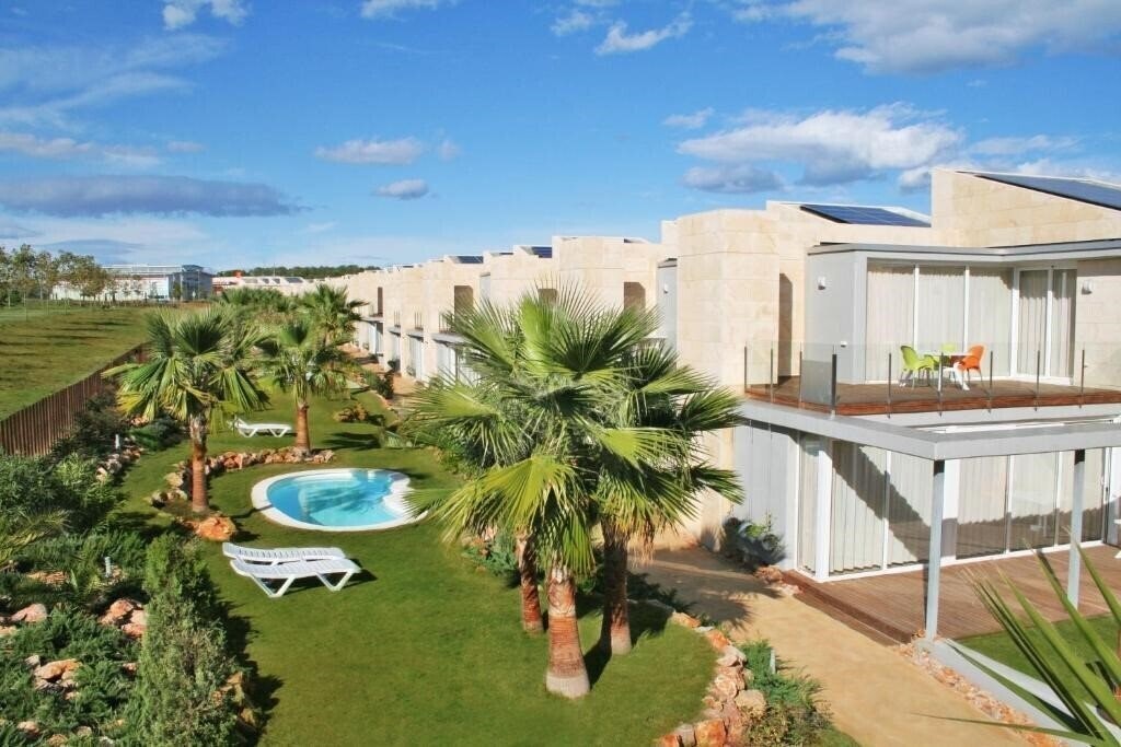 Отель L'Escala Resort 3*
