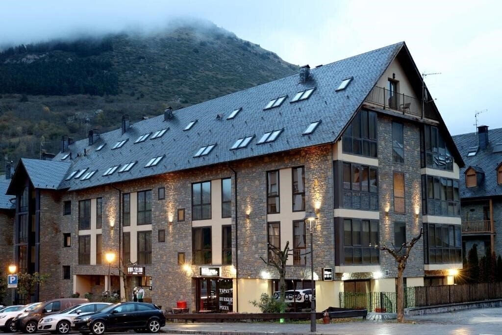 Фото Aparthotel Nou Vielha 3*