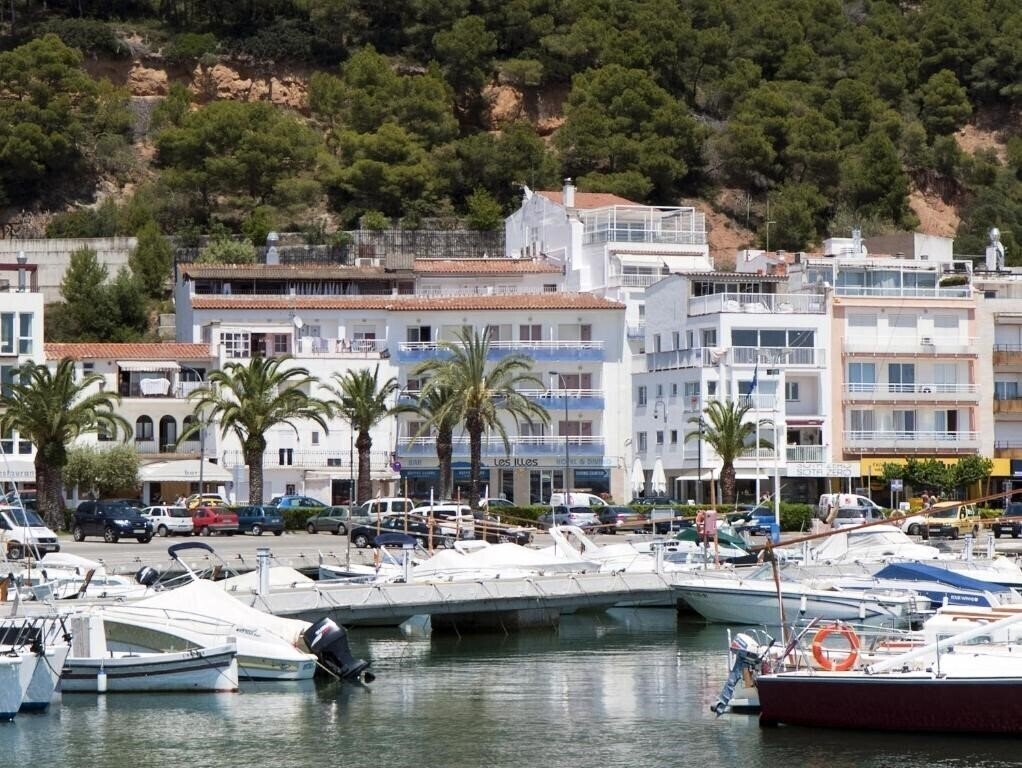 Отель Hotel & Diving Les Illes 2*
