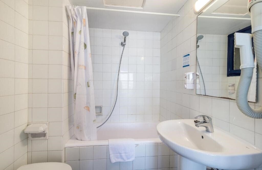 Фотографія Hotel & Diving Les Illes 2*