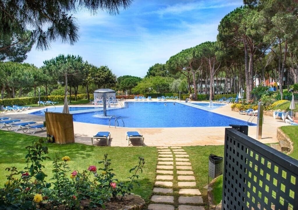 Готель Aparthotel Ciutat de Palol 4*