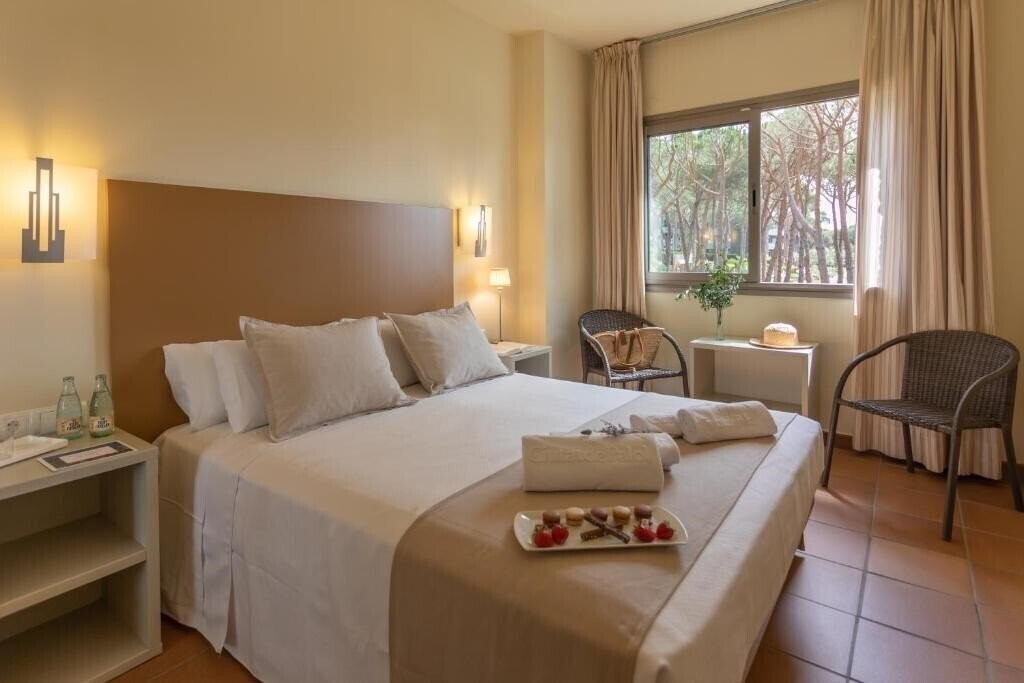 Фото Aparthotel Ciutat de Palol 4*