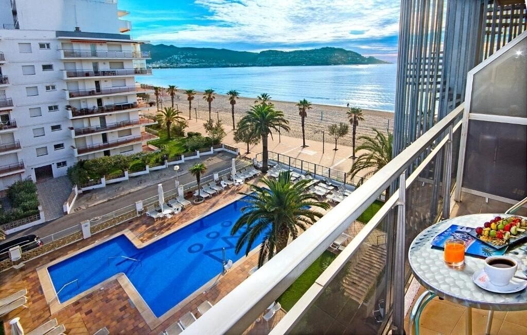 Готель Hotel Monterrey Roses by Pierre & Vacances 3*