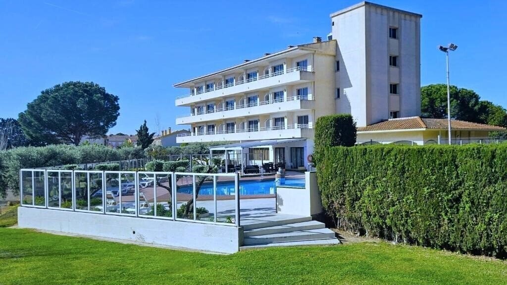 Готель Apartamentos La Masia 2*