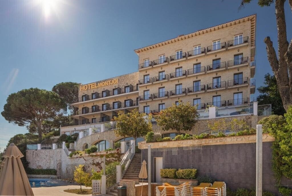 Готель Hotel Montjoi 3*