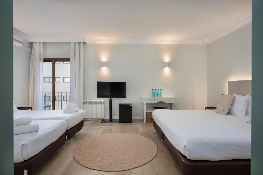 Фото Hotel Montjoi 3*