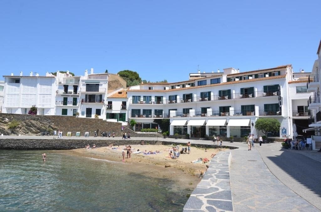 Отель Hotel Playa Sol Cadaques 4*