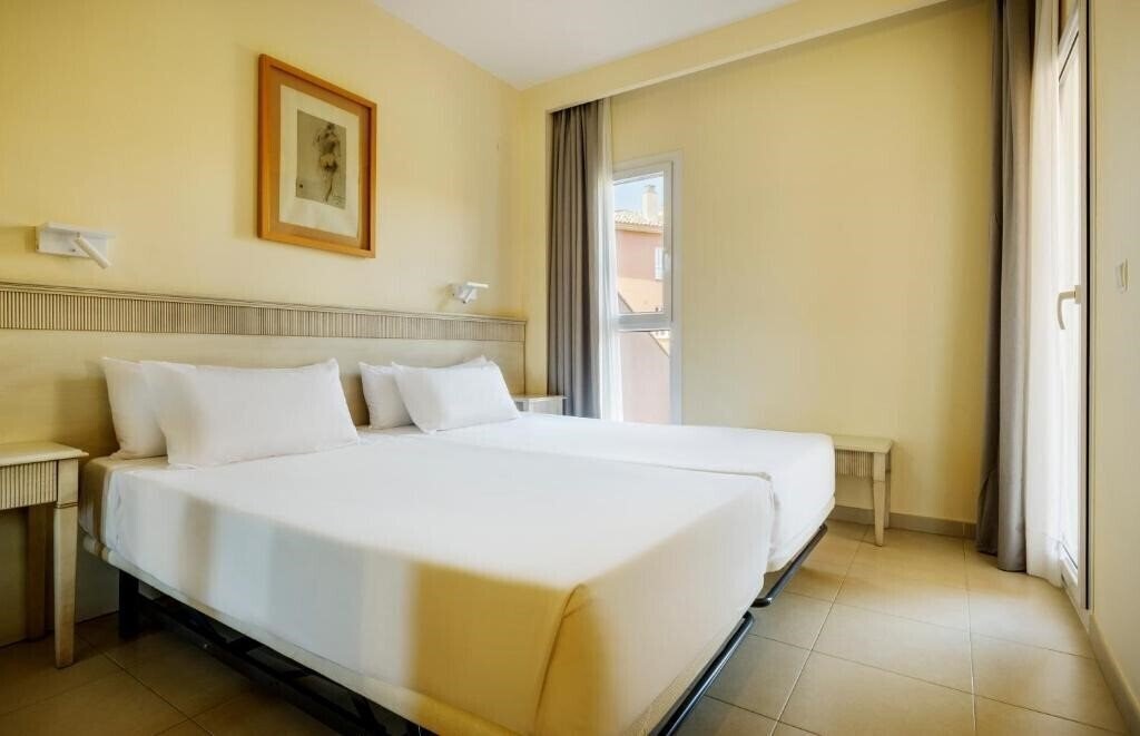 Фото Ilunion Sancti Petri 4*