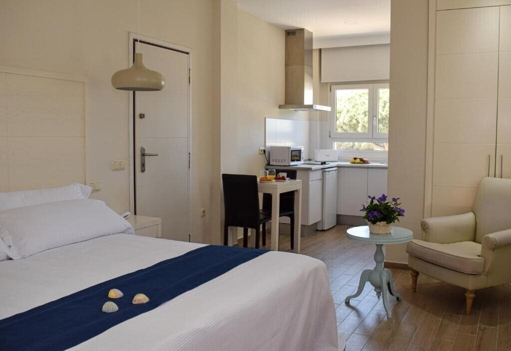 Фото Aparthotel Novo Sancti Petri 3*