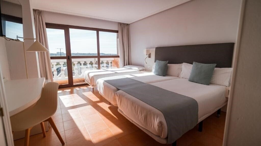 Фото Hotel & Apartamentos Bahia Sur 4*
