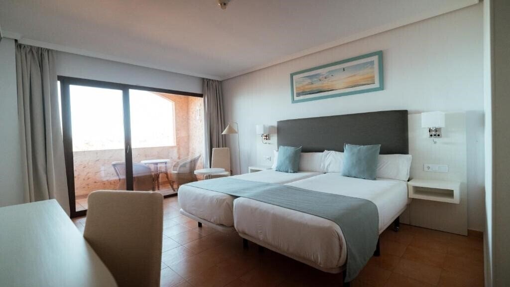 Изображение Hotel & Apartamentos Bahia Sur 4*