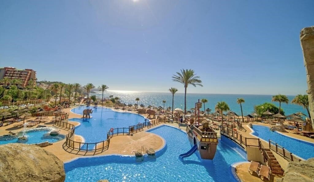 Готель Holiday World Resort 4*