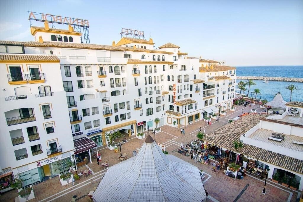Отель Park Plaza Suites 4*