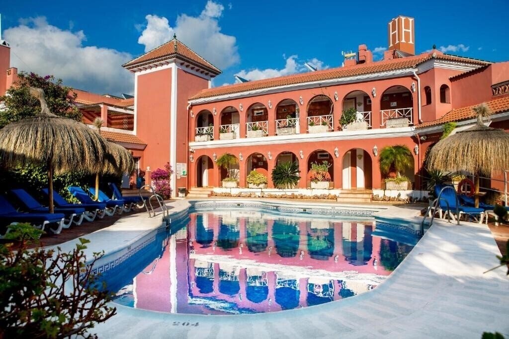 Готель Los Arcos Nerja 3*