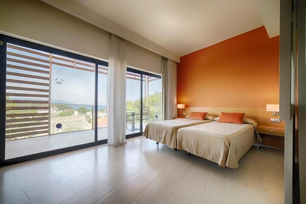 Фото Les Oliveres Beach Resort 4*