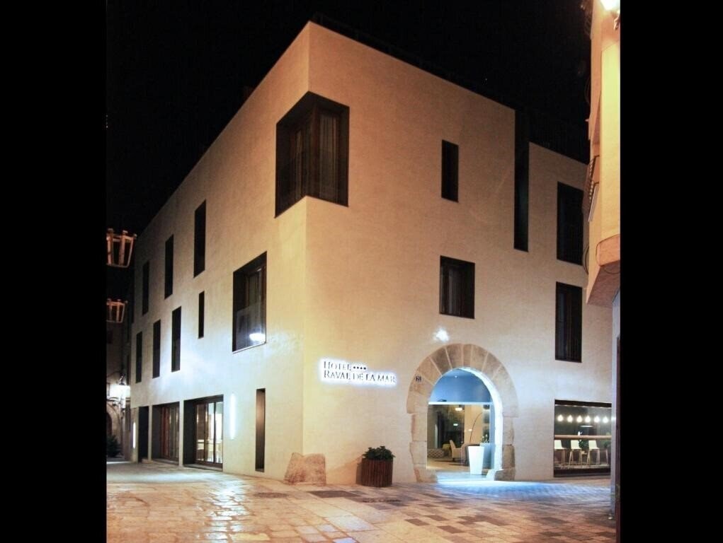 Готель Hotel Raval De La Mar 4*