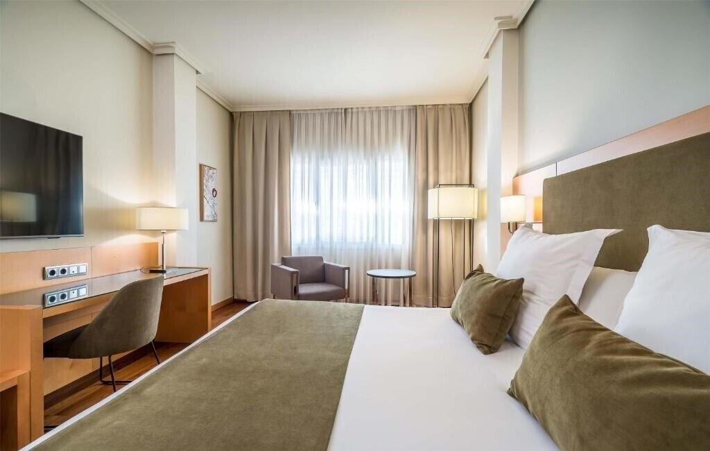 Готель Silken 7 Coronas 4*