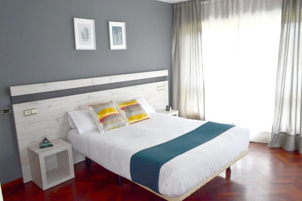 Отель Hostal Alda Puerta Coruna 3*