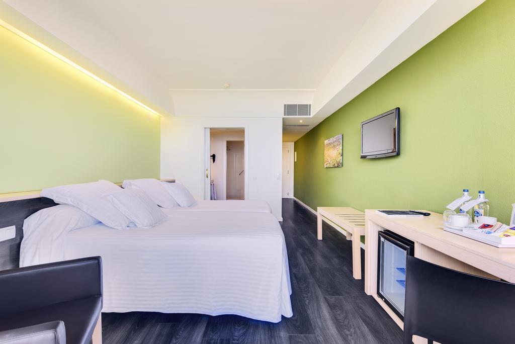 Фотографія Barcelo Lanzarote Active Resort (ex. Occidental Lanzarote Playa, Occidental Lanzarote Mar, Oasis de Lanzarote, Be Live Family Lanzarote Resort) 4*