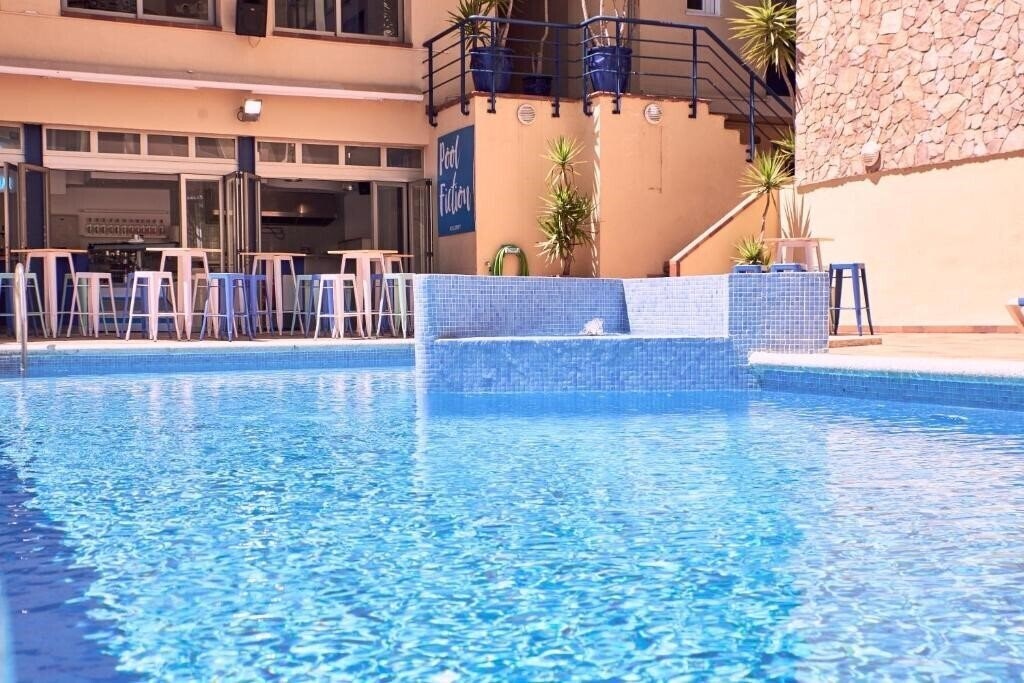 Готель Checkin Caribe (Youth Only) 3*