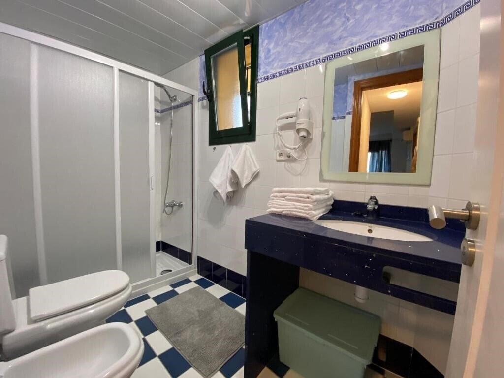 Фотографія Apartaments Sant Lluis 2*