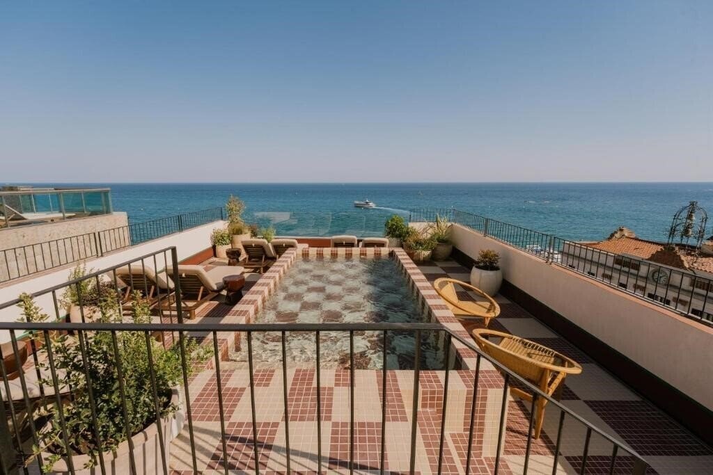 Готель Suites by Miramar 4*