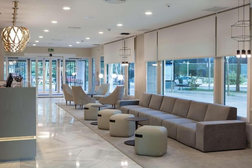 Готель NH Madrid Barajas Airport 3*