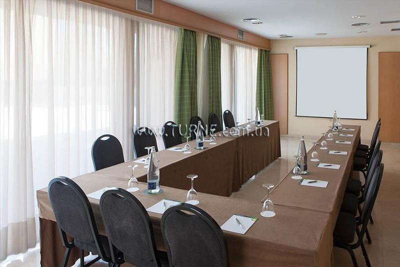 Фотографія NH Barajas 3*