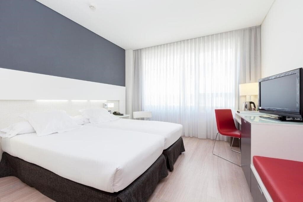 Отель Axor Feria 4*