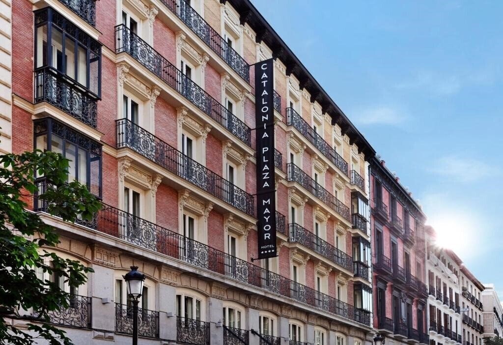 Готель Catalonia Plaza Mayor 4*