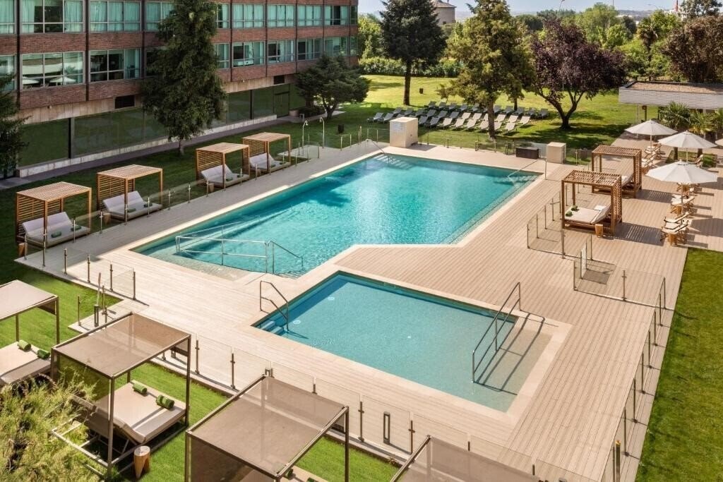 Готель Melia Barajas 4*