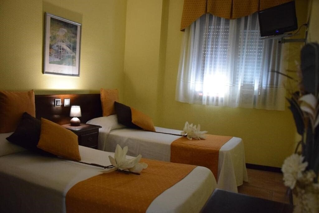 Фото Hostal Complutense 2*