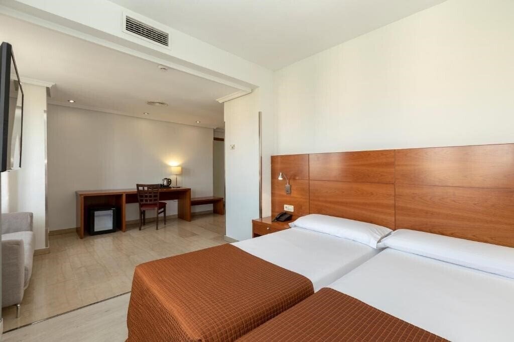 Фото Silken Torre Garden 3*