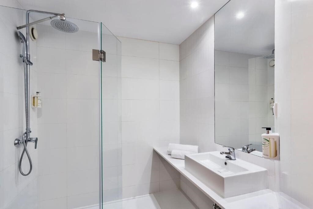 Фотографія B&B Hotel Madrid Aeropuerto T1 T2 T3 3*