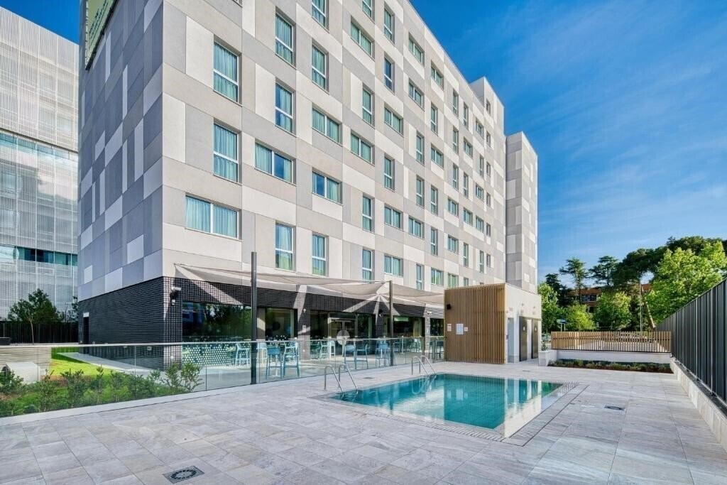 Отель Holiday Inn Express Madrid-Airport 3*