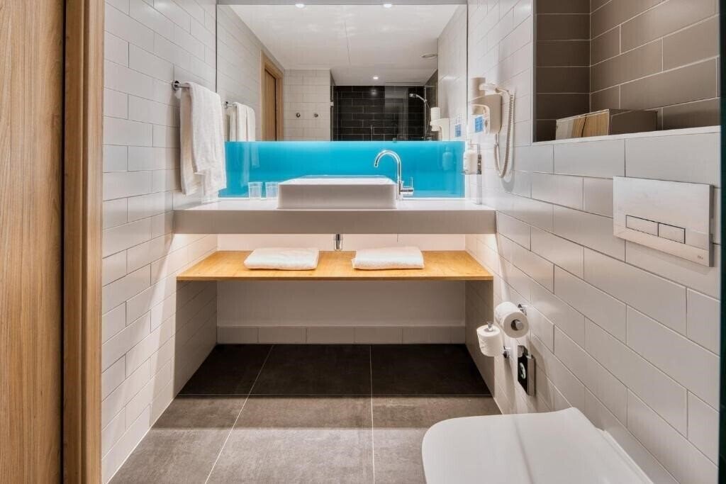 Фото Holiday Inn Express Madrid-Airport 3*