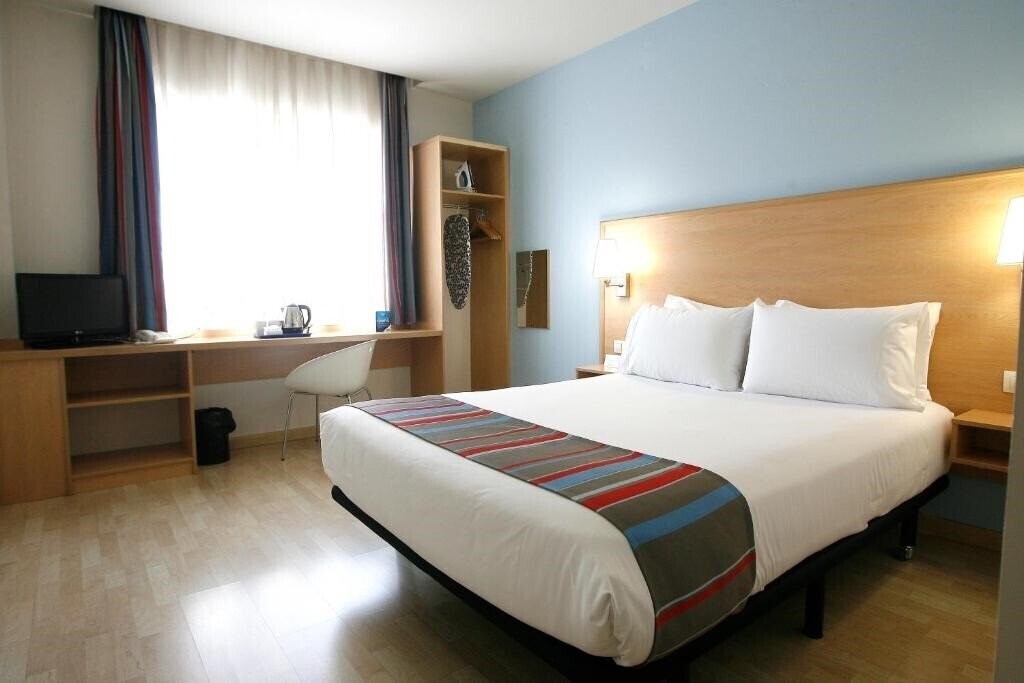 Отель Travelodge Madrid Torrelaguna Hotel 3*