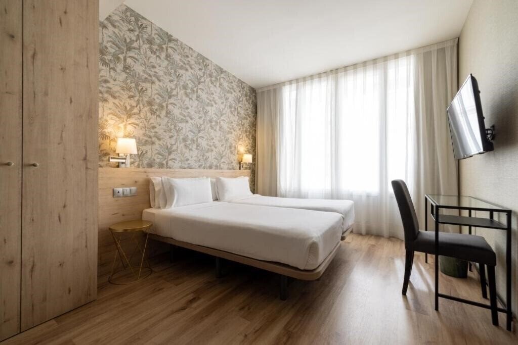 Готель Avenida Gran Via 3*