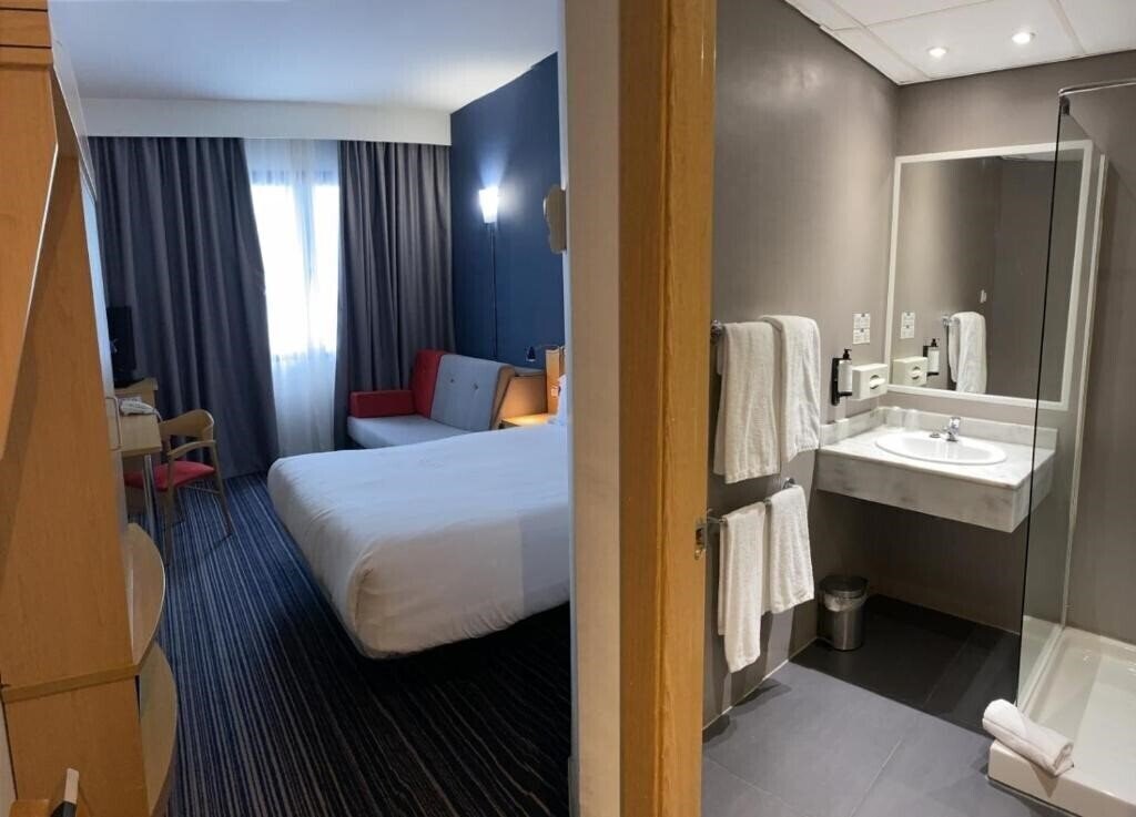Фото Holiday Inn Exp Madrid San Sebastian de los Reyes 2*
