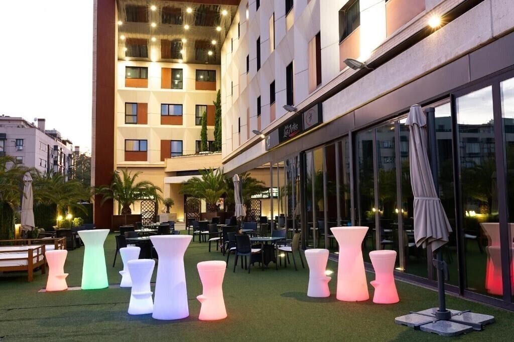 Готель Las Artes 3*