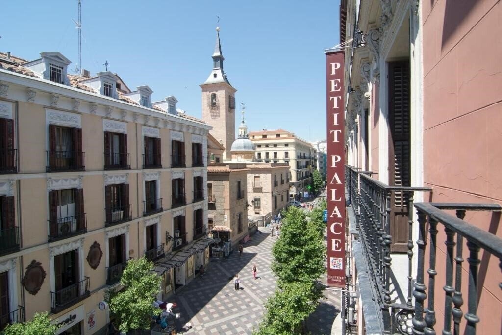 Отель Petit Palace Arenal 3*