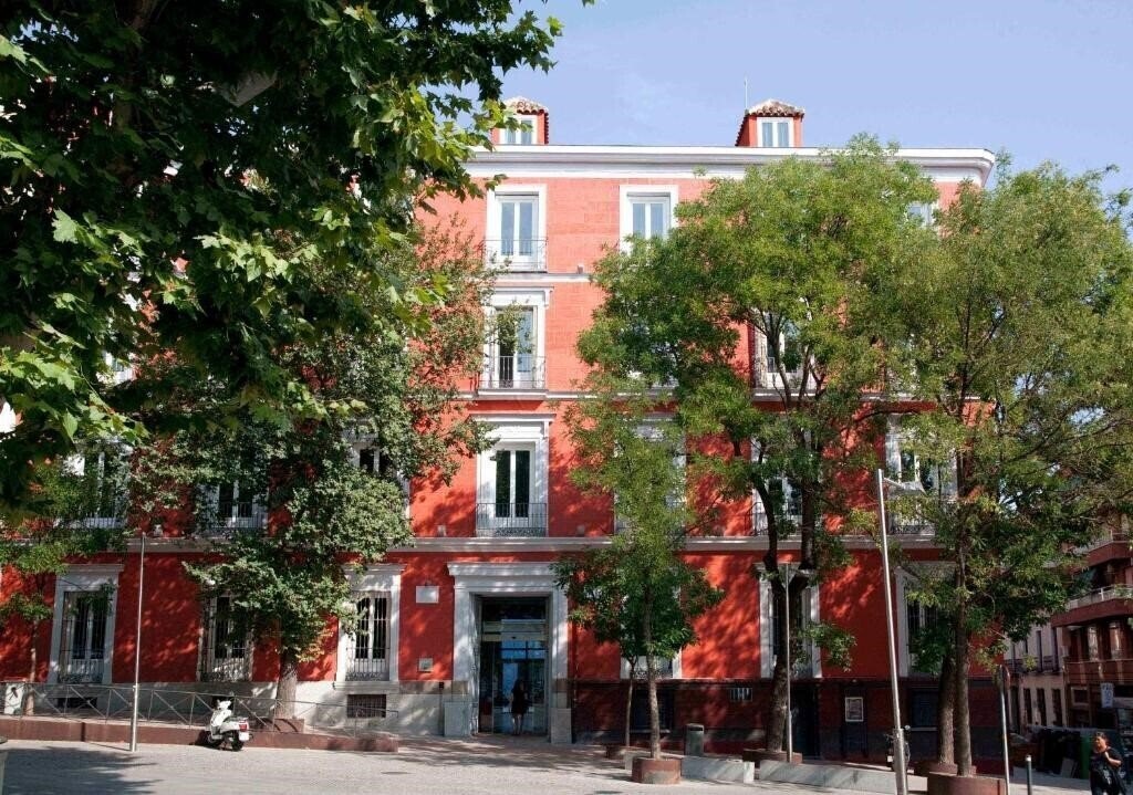 Отель Petit Palace Santa Barbara 4*