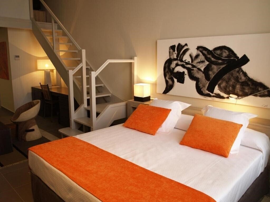 Фото Eco Alcala Suites 4*